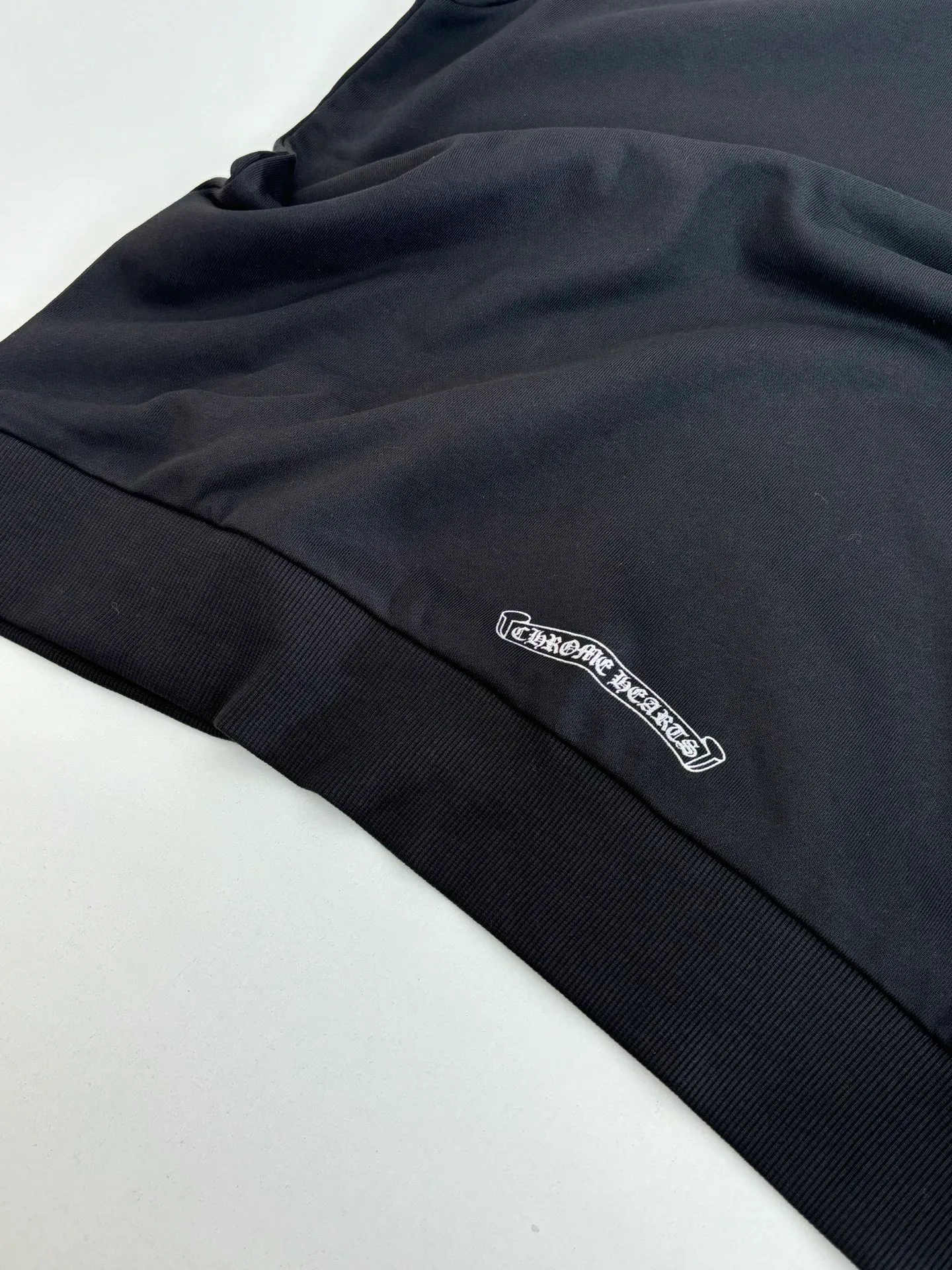P400 Chrome Herat*/Chrome Heart 25 1988 limited Sanskrit printed hooded sweatshirt. The fabric is made of fleece 420g cotton. The printing uses a variety of printing techniques. Thermosetting ink printing. Size: S/M/L